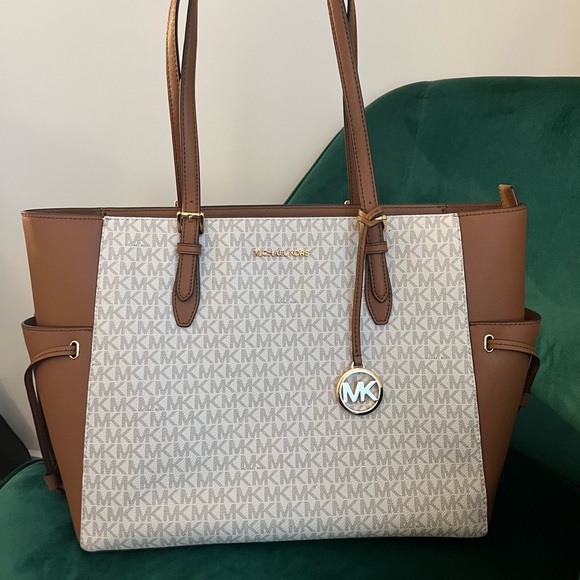 Michael Kors Handbags - Michael Kors Large Gilly Tote